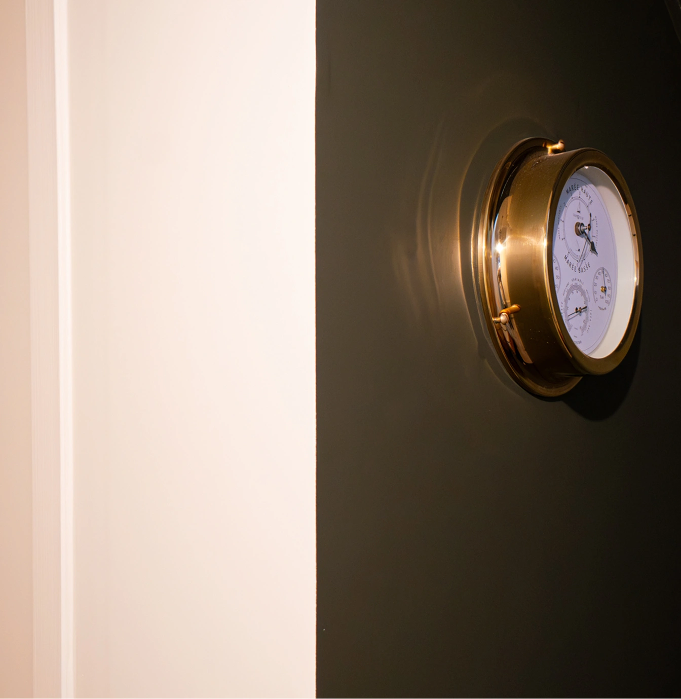 Mur vert foncé avec horloge en laiton, finition mate