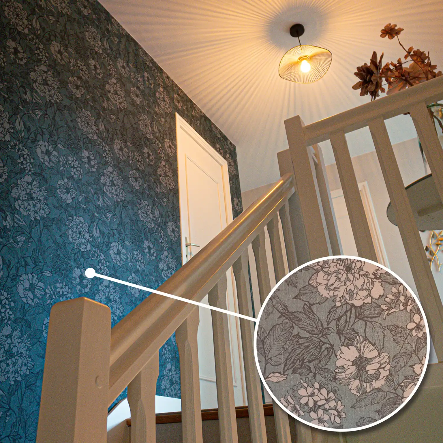 Montée d'escalier avec papier peint floral bleu canard