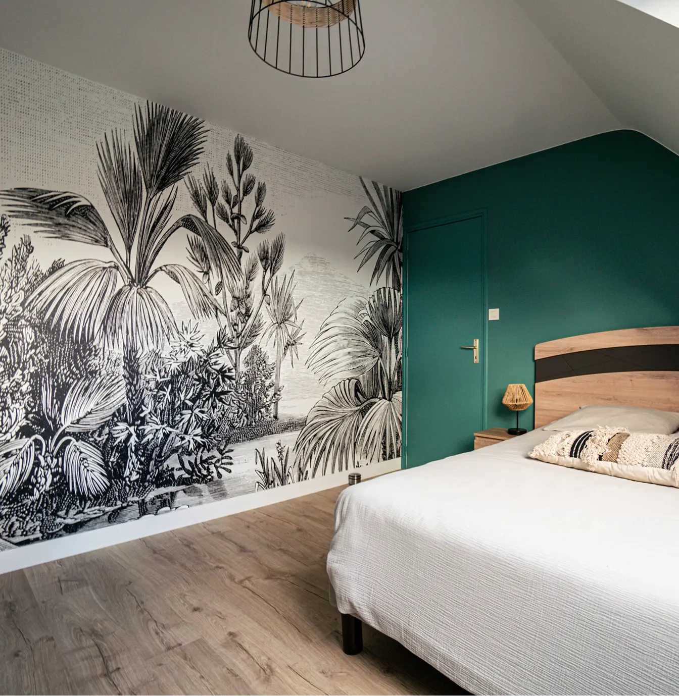 Chambre avec papier peint panoramique jungle et mur vert
