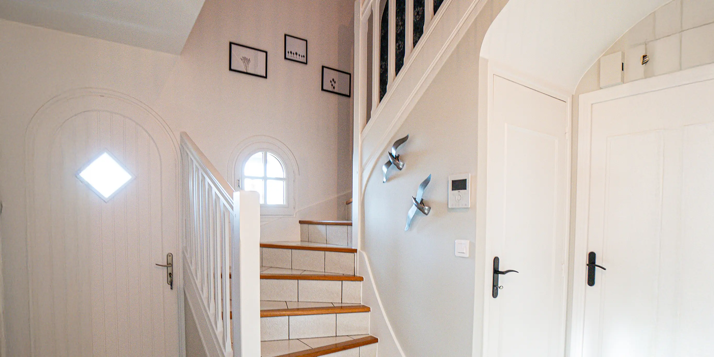 Escalier et entrée repeints en blanc à Plouarzel