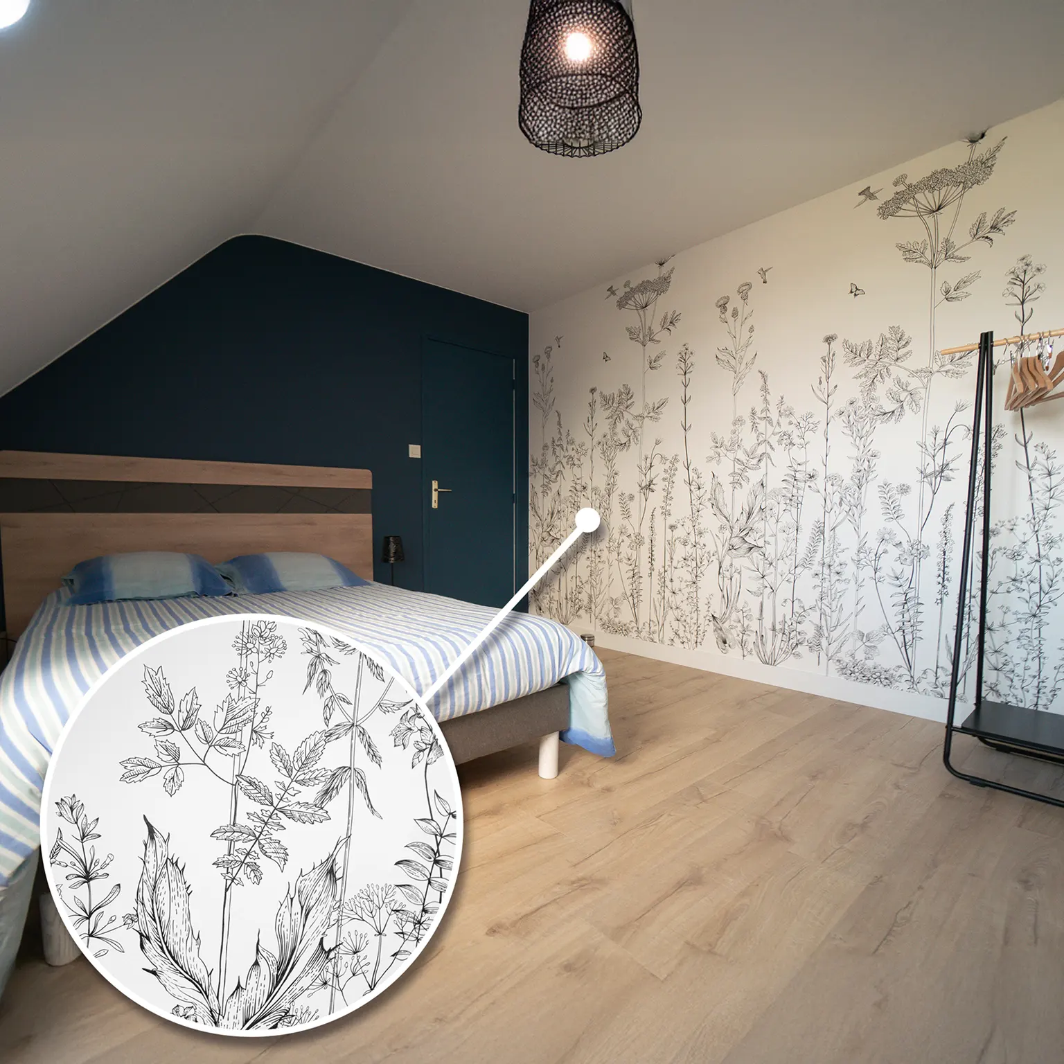 Chambre sous combles avec papier peint panoramique floral et mur bleu