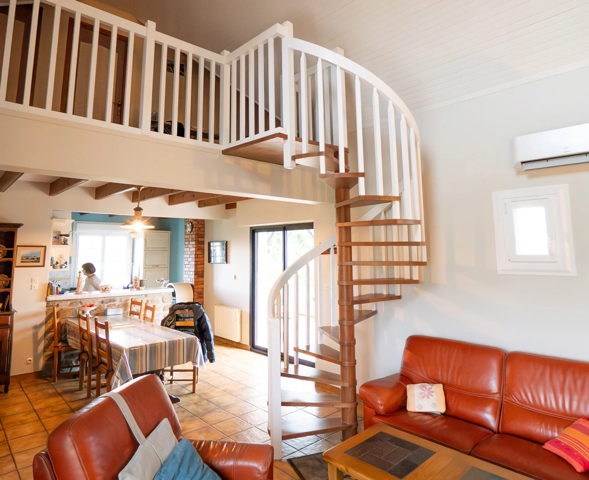 Rez-de-chaussée après rénovation à Saint-Pabu, escalier et mezzanine