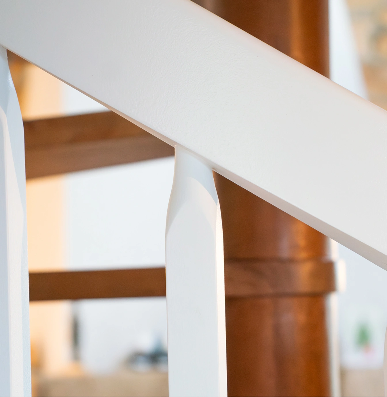 Détail de la rampe d'escalier peinte en blanc