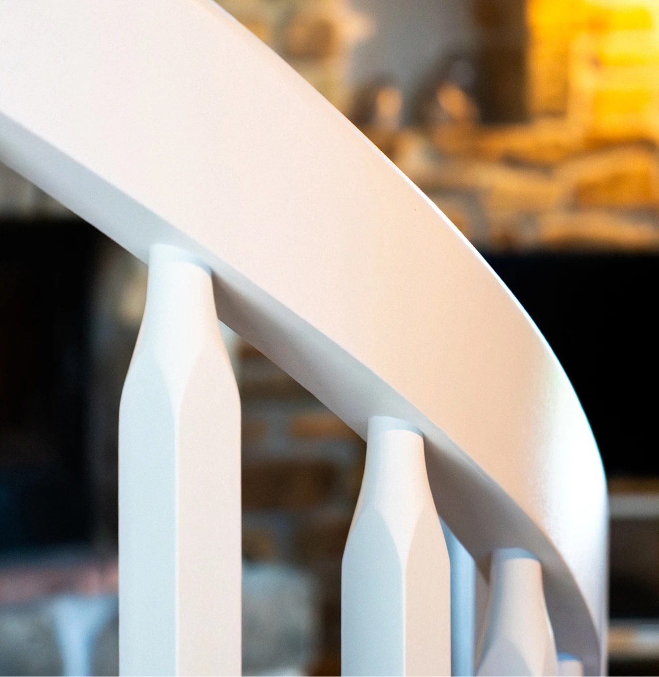 Main courante de l'escalier hélicoïdal laquée en blanc