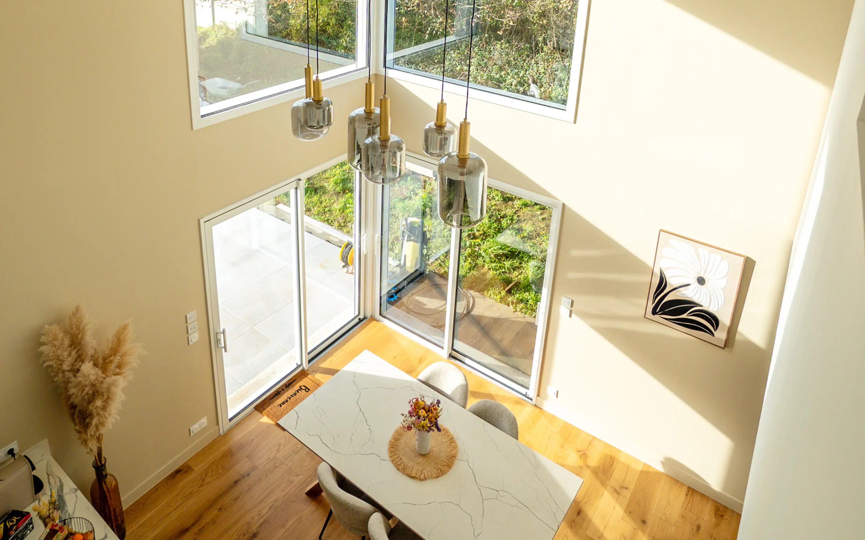 Pièce de vie double hauteur d'une maison neuve à Milizac