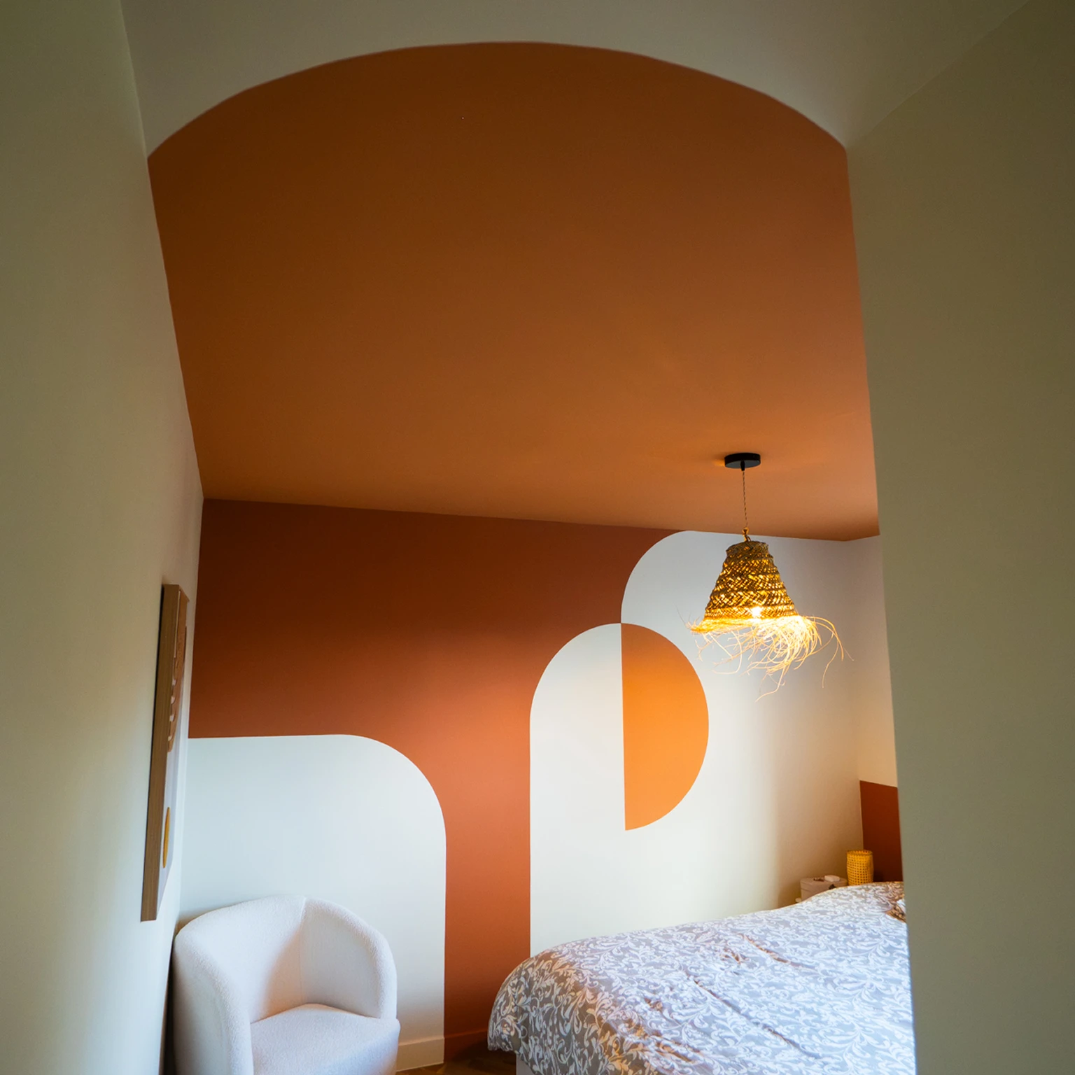 Chambre avec niche et arches peintes en terracotta
