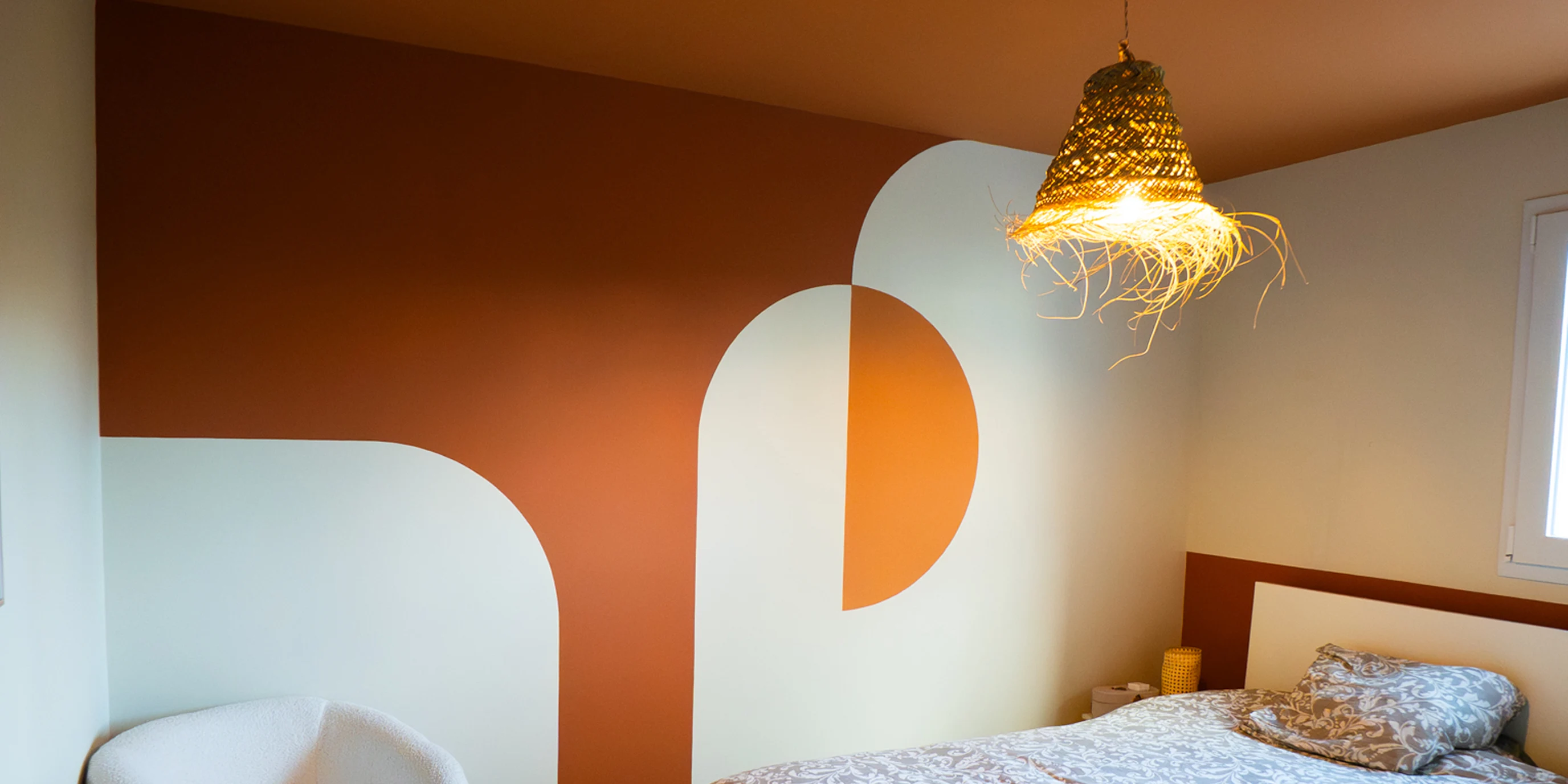 Mur de chambre aux formes géométriques terracotta et blanches
