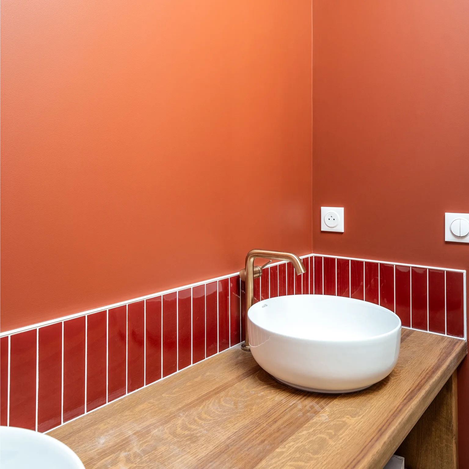 Salle de bain aux murs terracotta en Satin Velouté Ressource