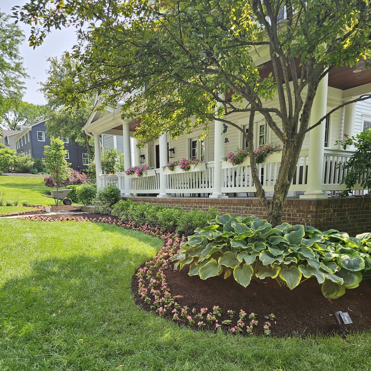 mulch installation and landscape bed care western suburbs Chicago Illinois