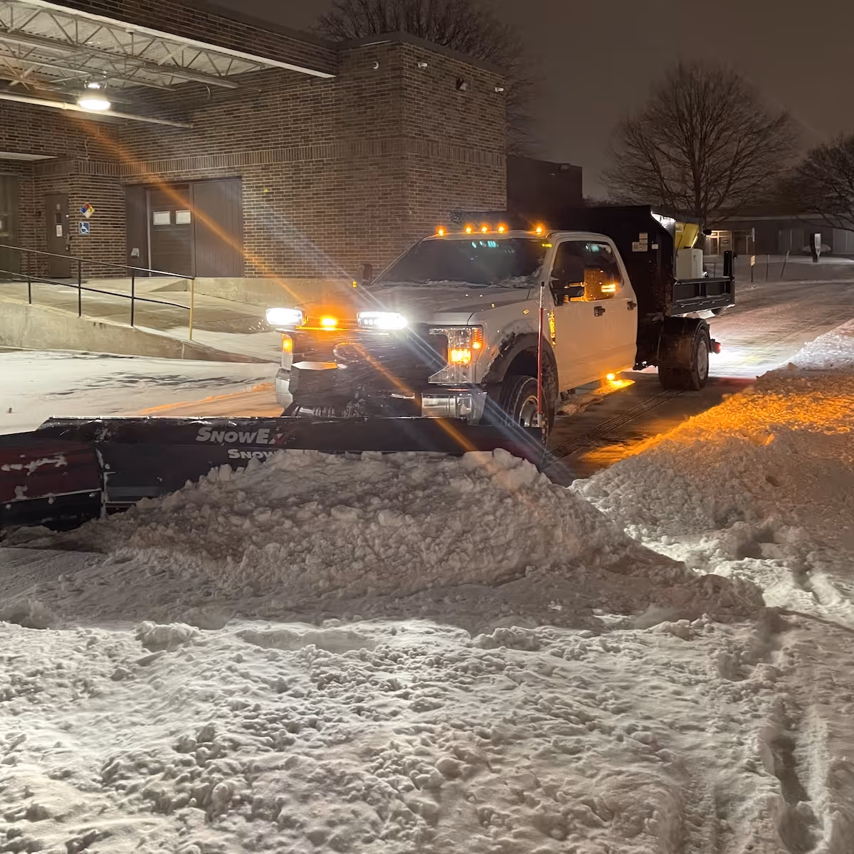 commercial parking lot snow plowing western suburbs Chicago Illinois
