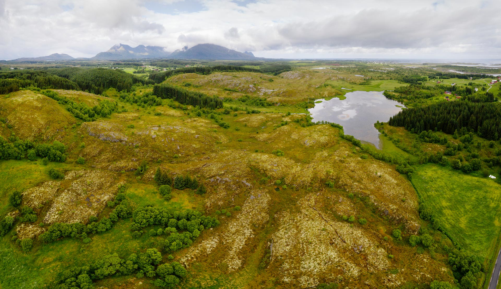 Landskapet i Kjellerhaugvatnet naturreservat består av innsjøer, myr, kystlynghei og trevegetasjon. Innsjøene Kjellerhaugvatnet og Sveavatnet ligger innenfor reservatet.