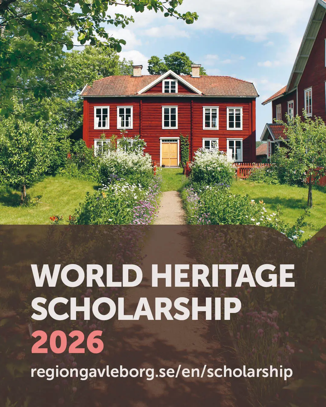 Plakat med teksten World heritage scholarship 2026. Bildet på plakaten er av et rødt hus i en vakker hage.