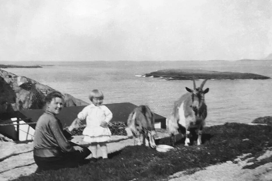 Mor, barn og geiter på Bremstein fyr. Foto: Nasjonalbiblioteket