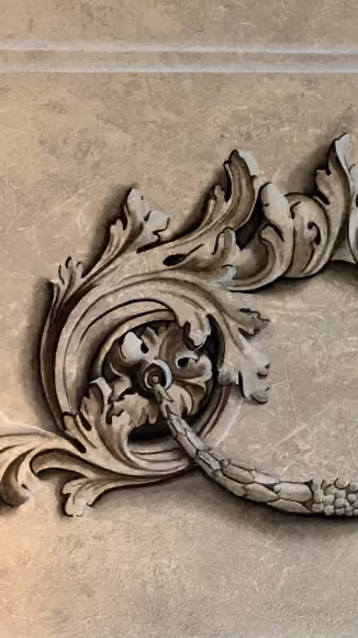 Finition-trompe-l-oeil-moulure-et-grisaille-peint-avec-effet-de-matière 1