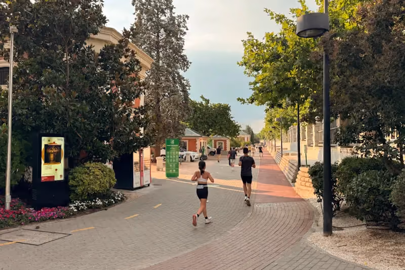 Runners on the loop at Parque del Canal de Isabel II
