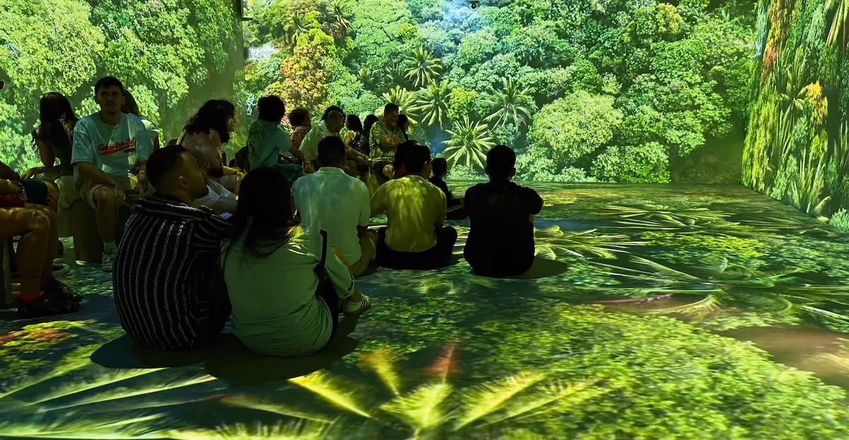 People at the immersive exhibition "Somos Naturaleza"