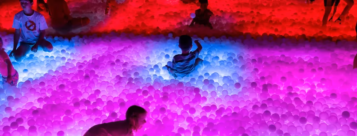 Kids playing in a ball pit a Chaos Lab Madrid