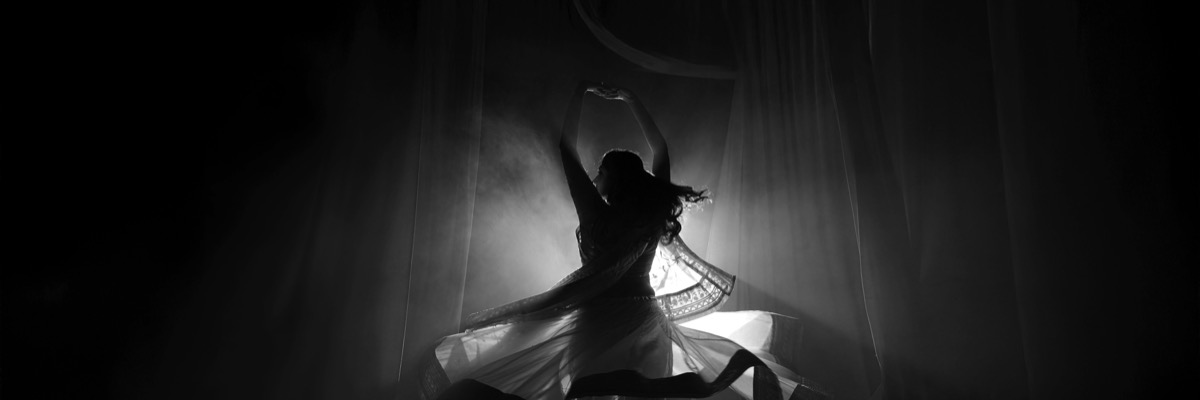 Una bailaora de flamenco en blanco y negro
