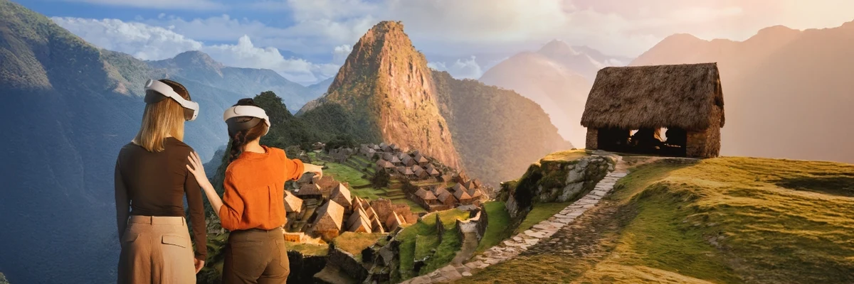 Dos visitantes con visores de realidad virtual observan una recreación de Machu Picchu y su pico.