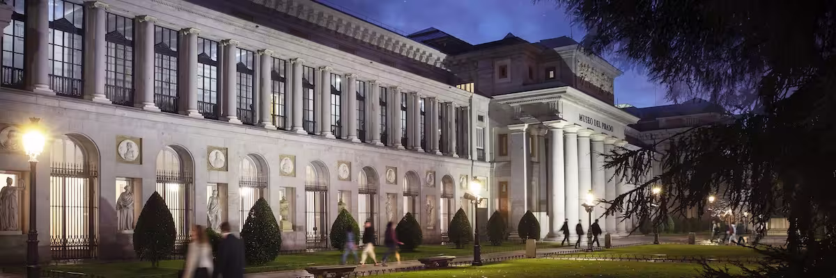 Exterior del Museo del Prado en Madrid de noche