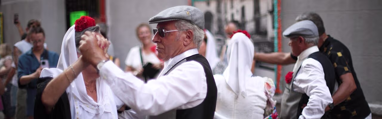 Pareja bailando el tradicional chotis madrileño durante las fiestas de San Cayetano en Madrid
