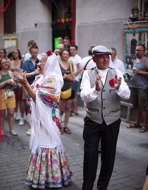 Pareja bailando el tradicional chotis madrileño durante las fiestas de San Cayetano en Madrid