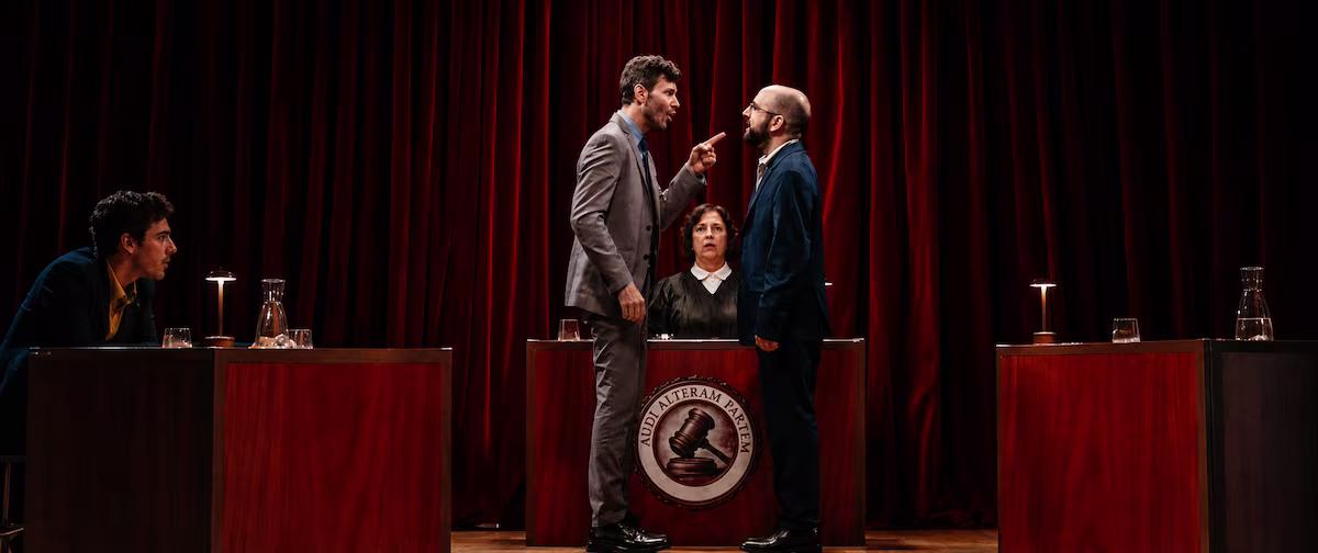 Two actors arguing at The Jury Experience: Love Triangle interactive show in Madrid 