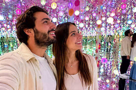 Couple in an interactive museum for adults in madrid, full of mirrors and lights