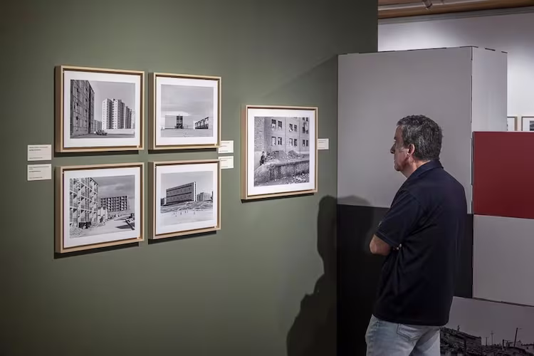 Man looking at some photographs at the Madrid en construcción exhibition