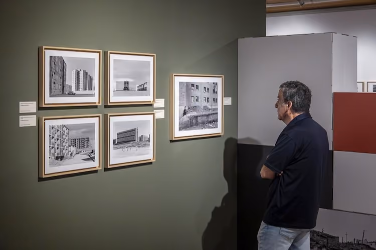 Man looking at some photographs at the Madrid en construcción exhibition