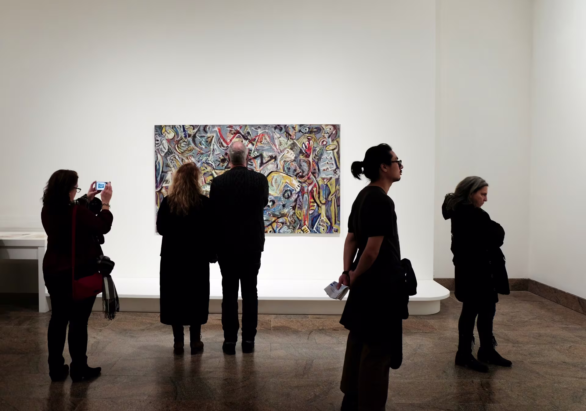 Visitantes en una galería de arte