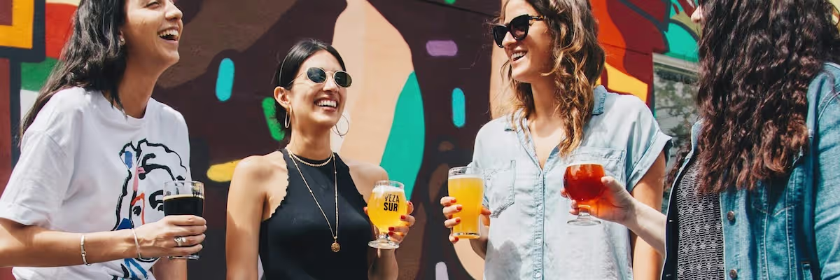 Un grupo de 4 amigas disfrutando de una cerveza en el festival Beermad