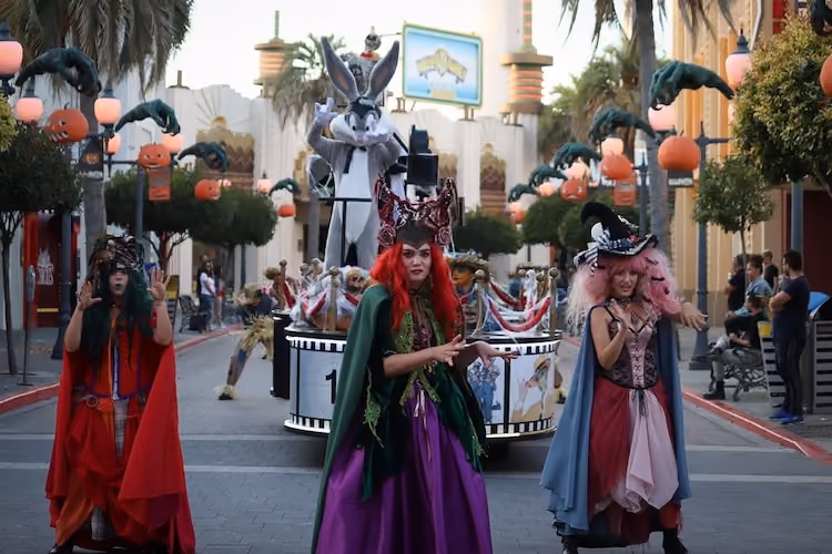 Performers at the Parque Warner Madrid for Halloween