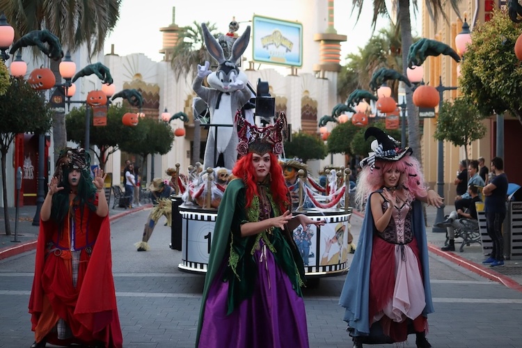 Performers at the Parque Warner Madrid for Halloween