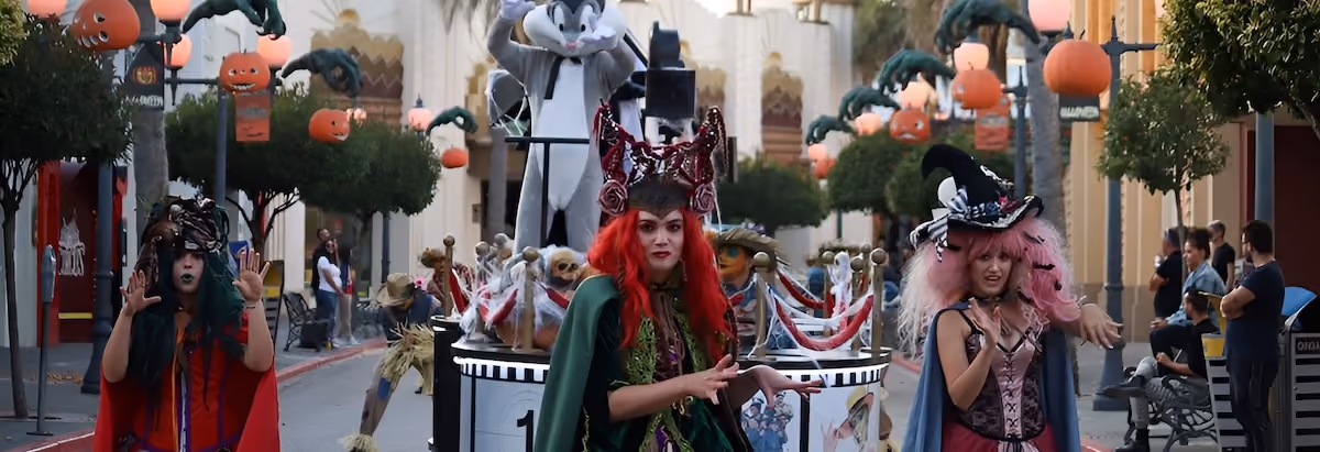 Performers at the Parque Warner Madrid for Halloween