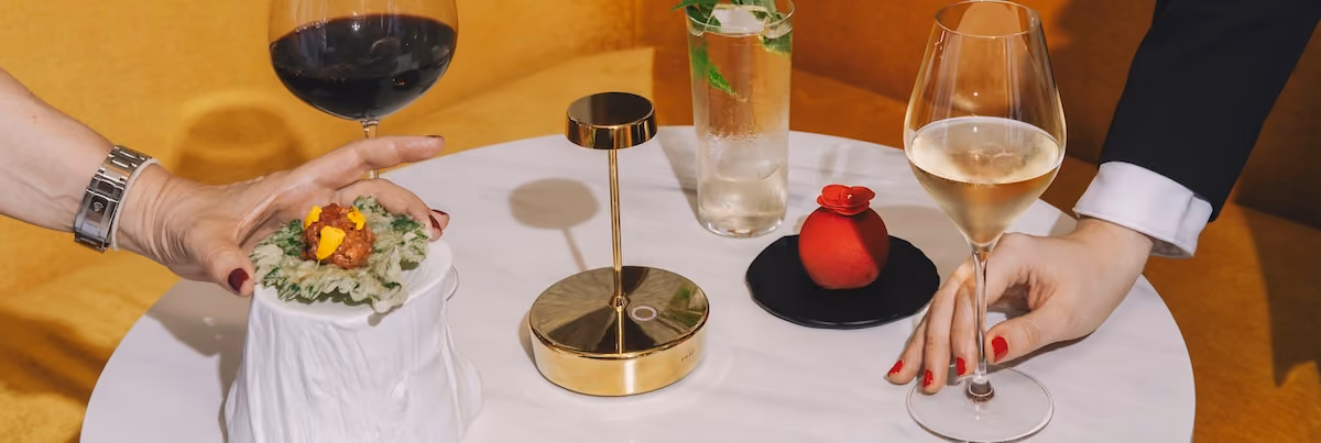 Mesa de hotel con tapas españolas y juegos de mesa