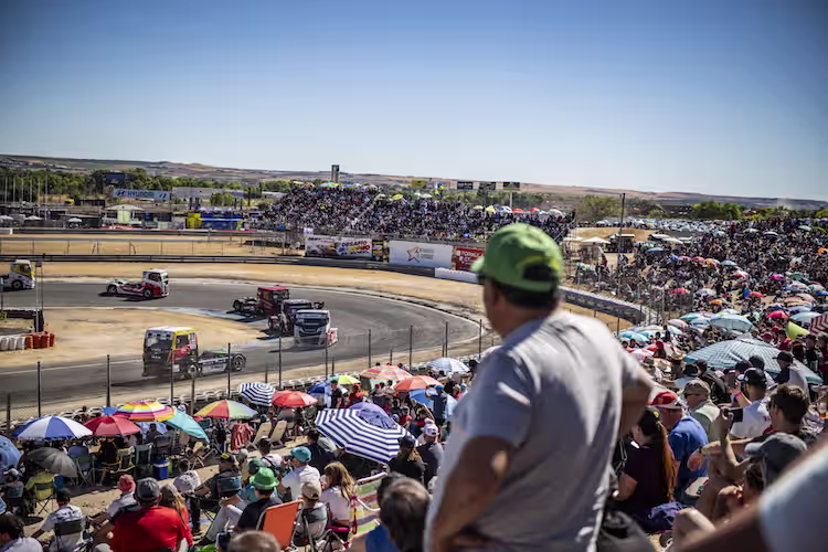 Público en las carreras de camiones del Jarama 2026 en Madrid