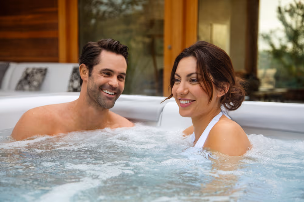 A couple sitting in the STIL7 spa.