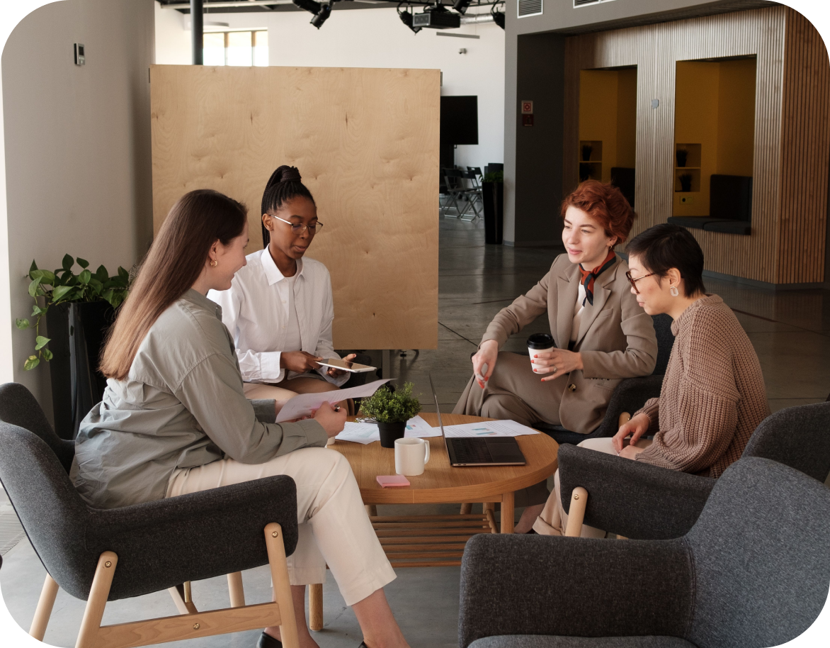 Equipe reunida em discussão de trabalho