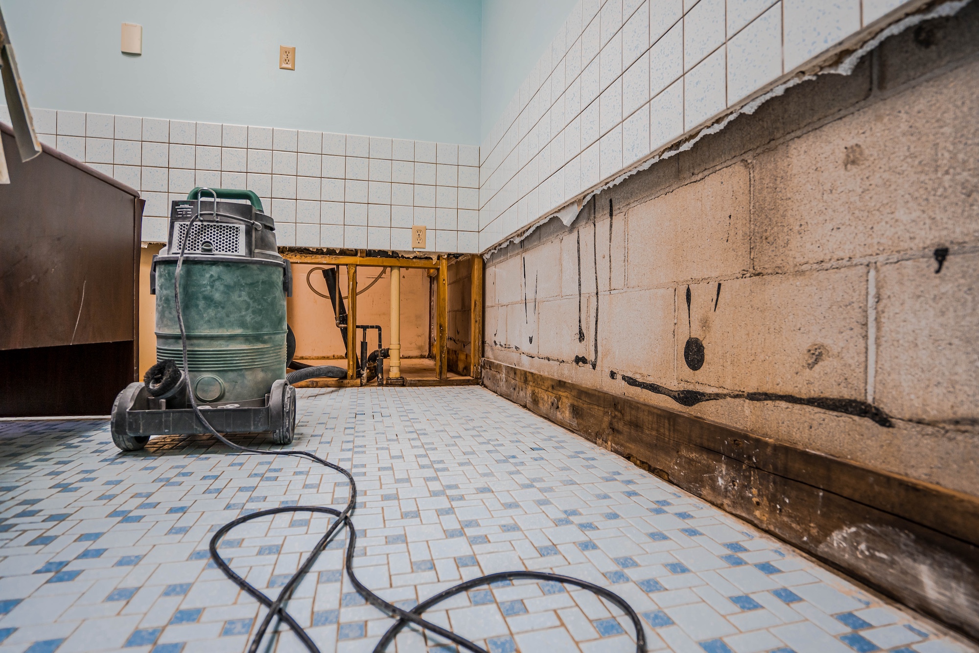 HEPA equipment in mold-damaged room