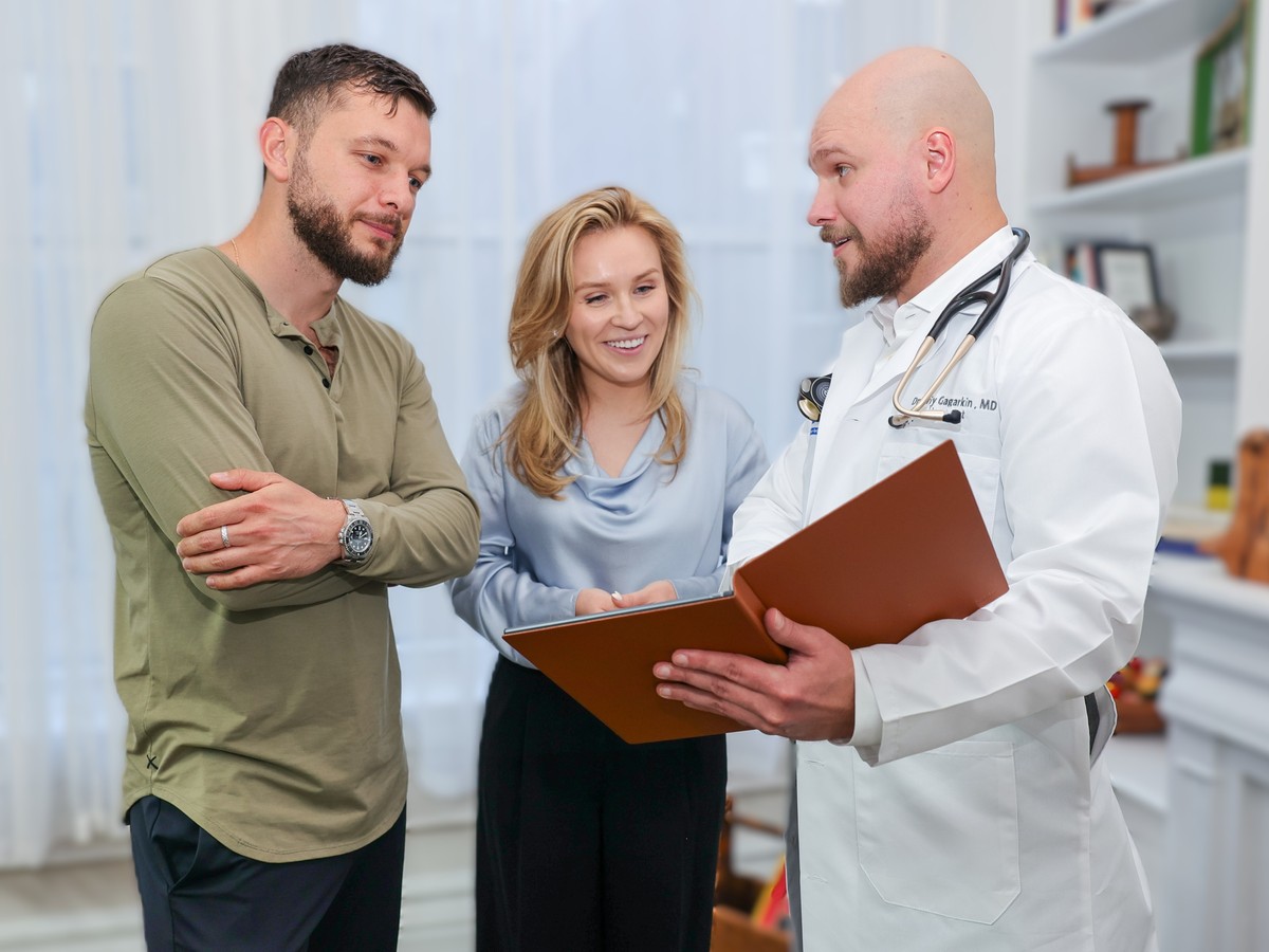 Dr. Dmitriy Gagarkin discussing a care plan with two patients during a DOMUS house call