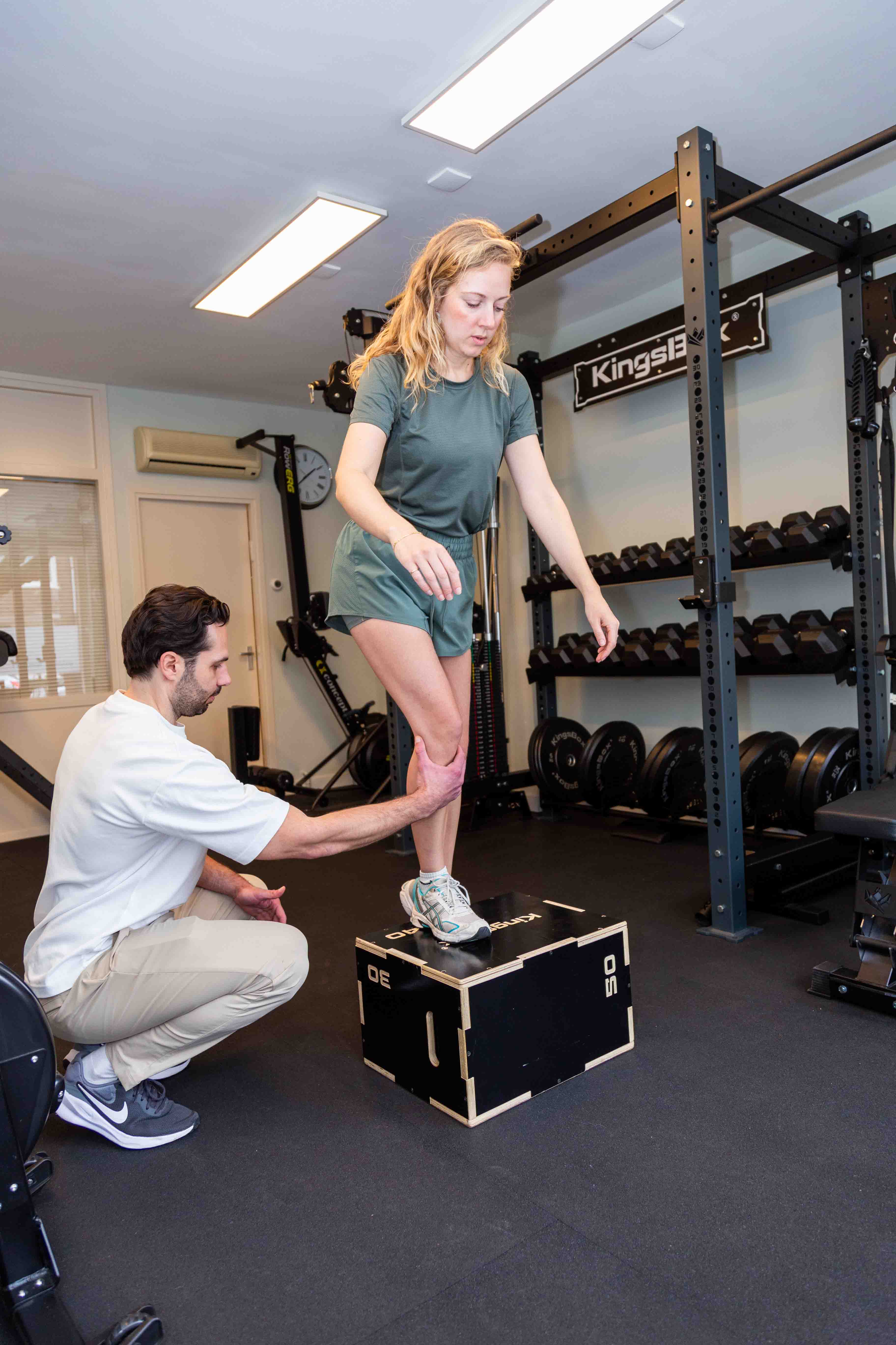 Fysiotherapeut begeleidt kruisbandrevalidatie bij Workout Therapy in Amsterdam Zuid