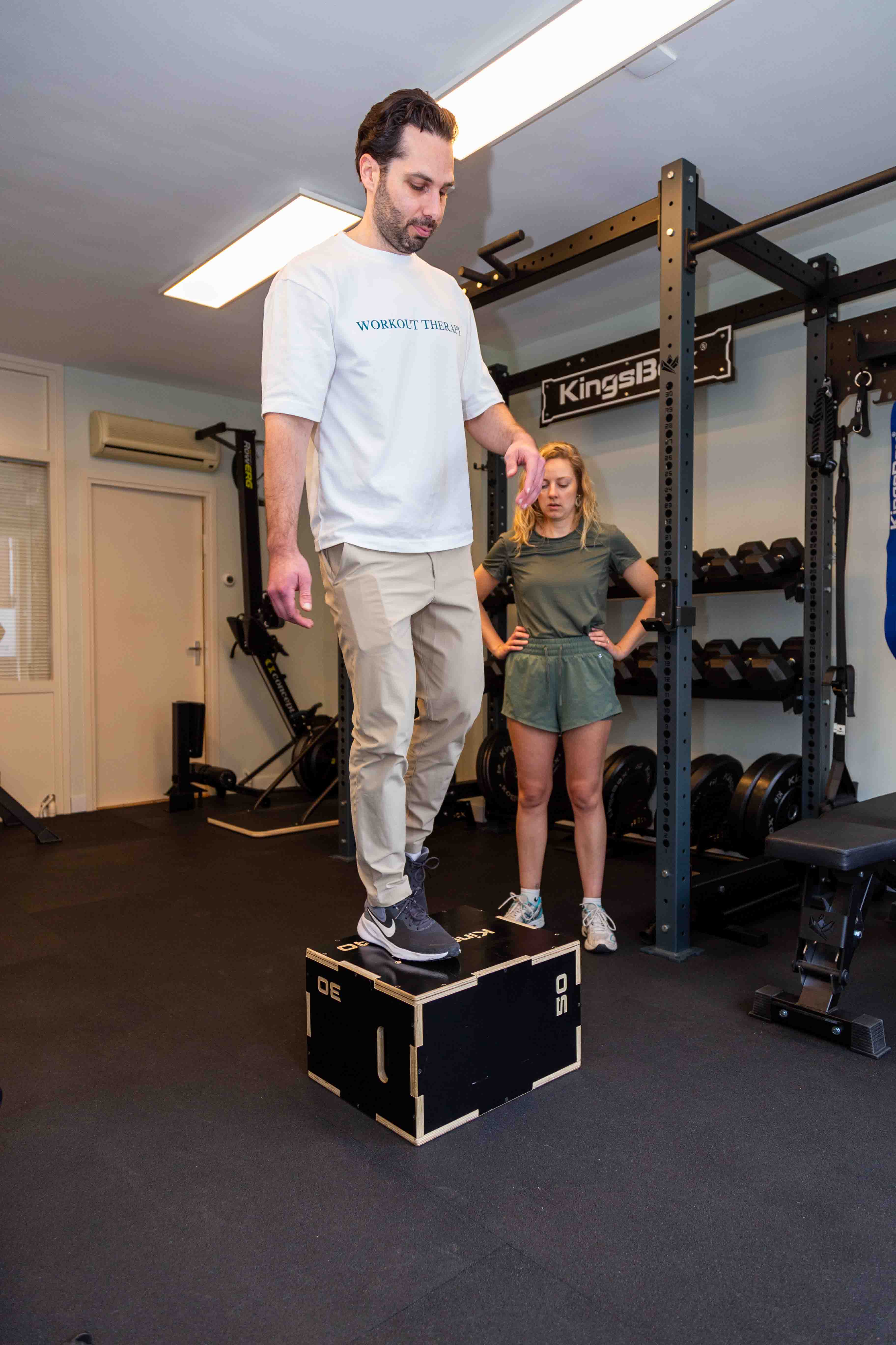 Fysiotherapeut begeleidt meniscusrevalidatie bij Workout Therapy in Amsterdam Zuid