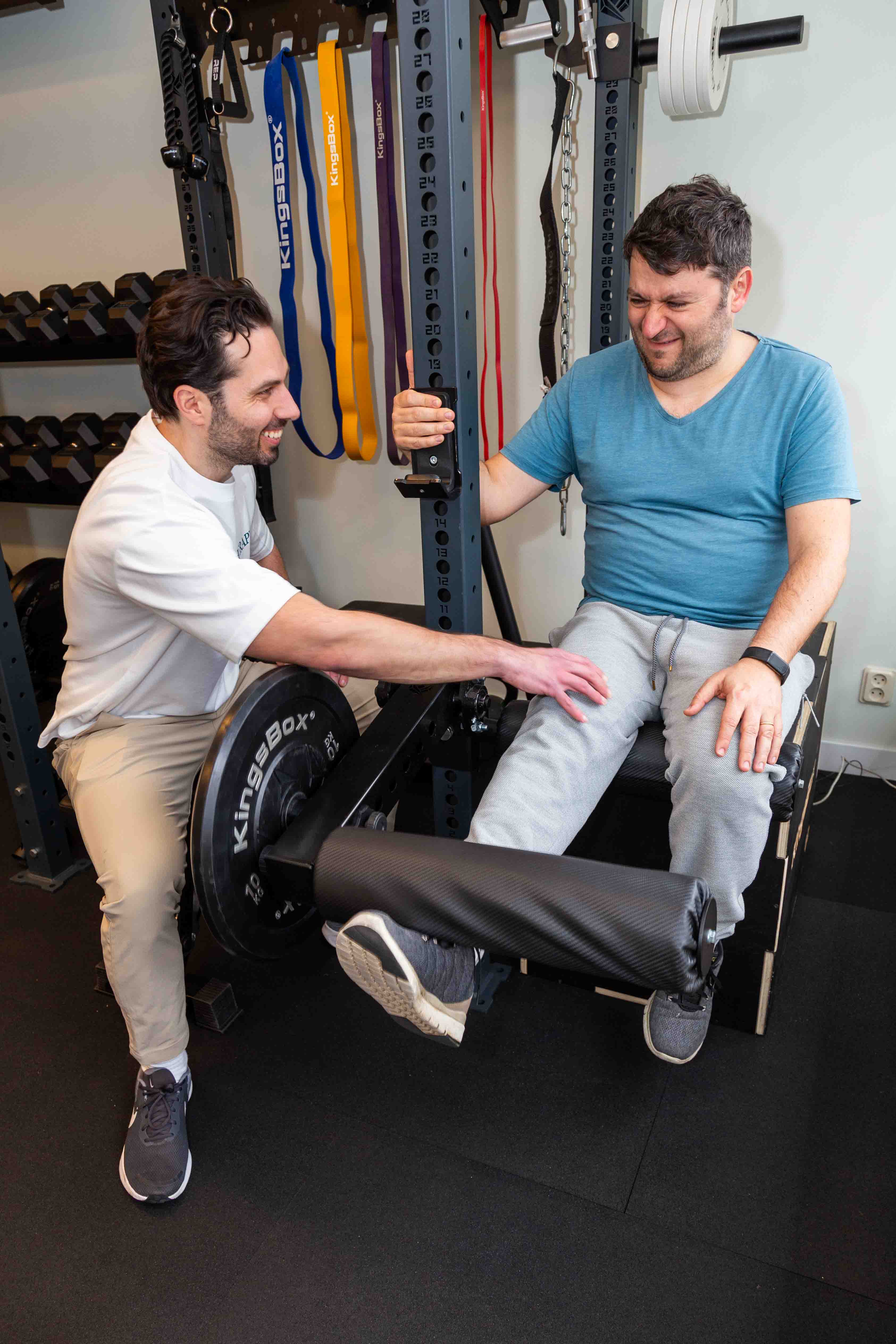 Fysiotherapeut begeleidt revalidatie na een heupoperatie bij Workout Therapy in Amsterdam Zuid