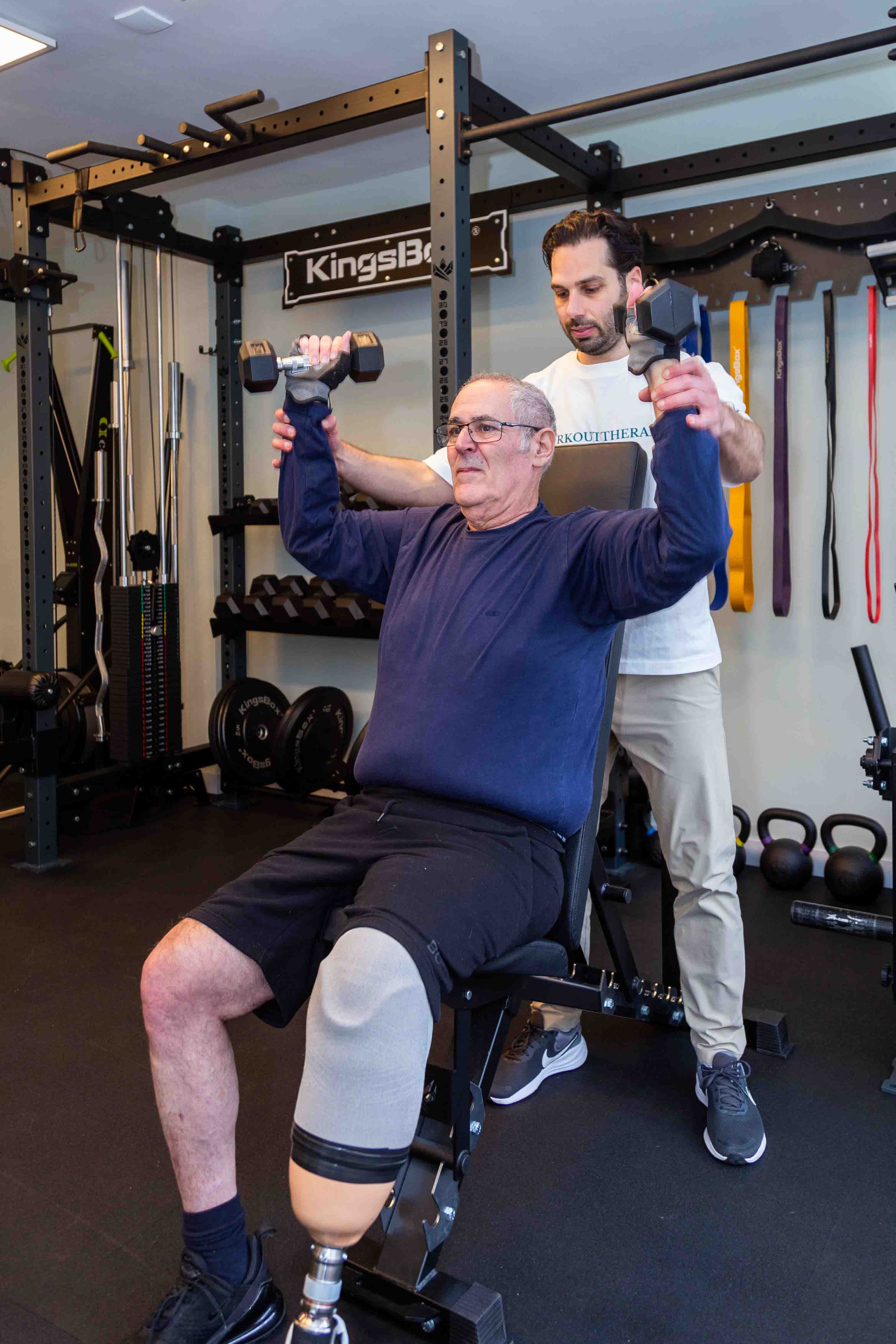 Fysiotherapeut begeleidt revalidatie na een schouderprothese bij Workout Therapy in Amsterdam Zuid