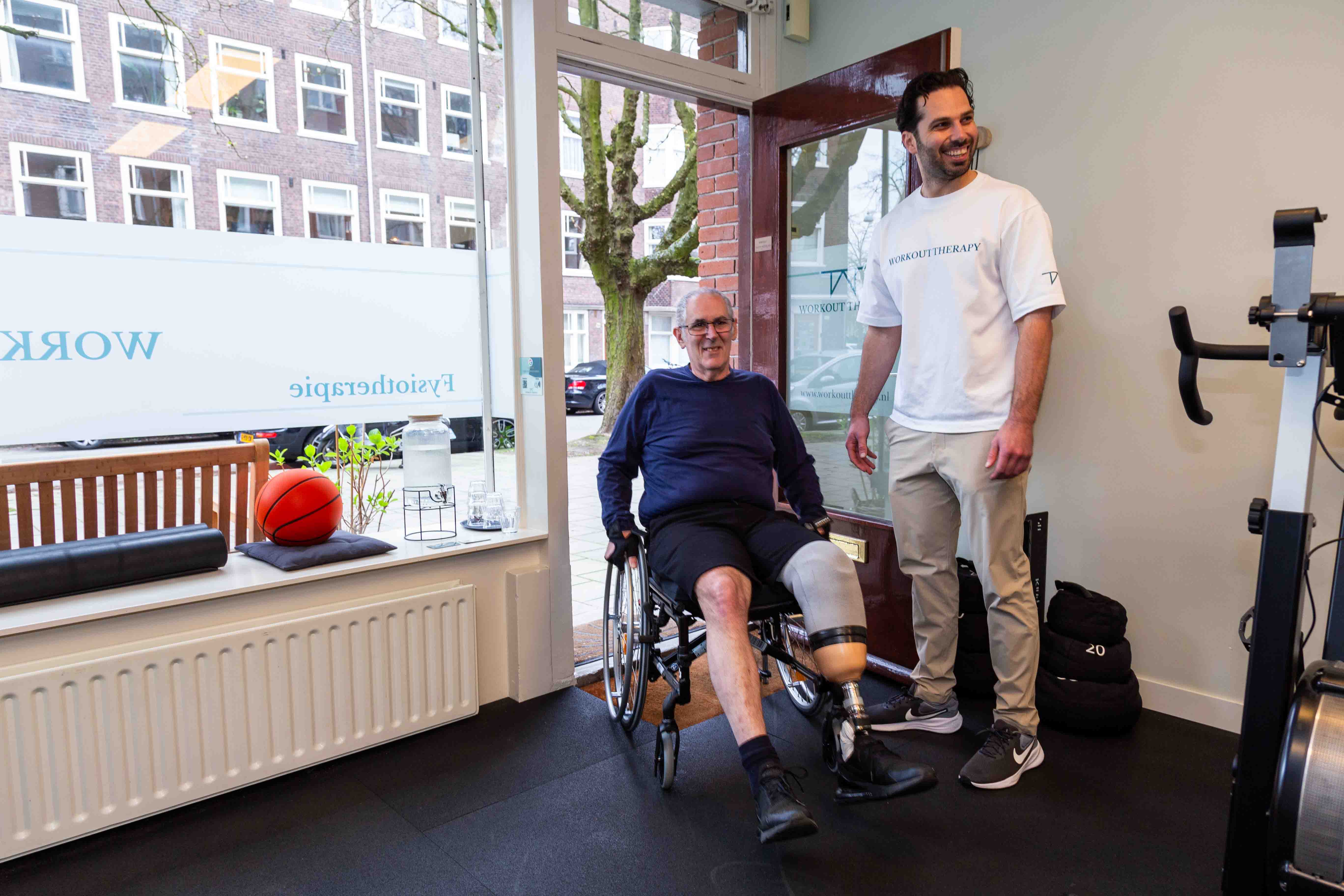 Fysiotherapeut begeleidt revalidatie na knieprothese bij Workout Therapy in Amsterdam Zuid