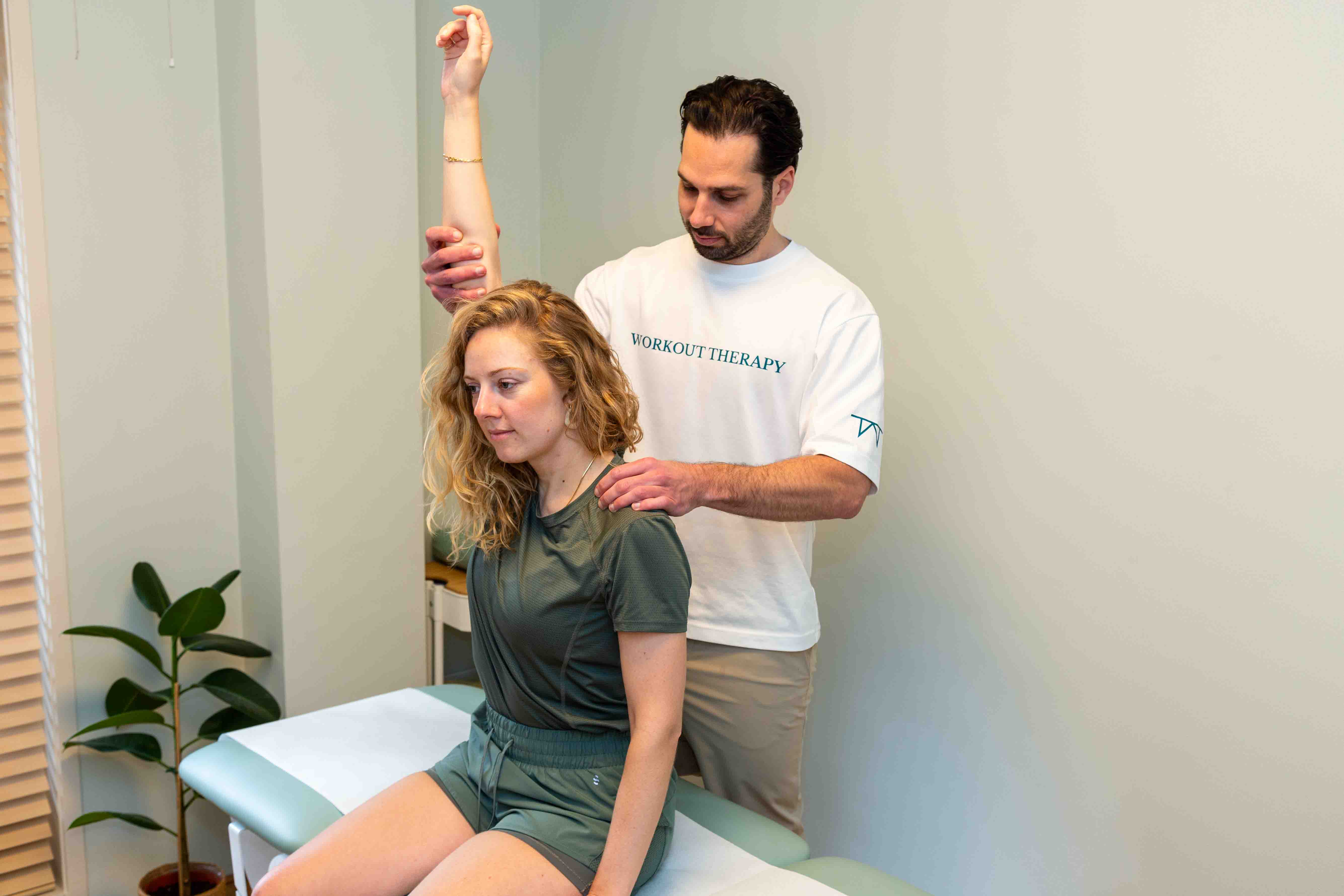 Fysiotherapeut behandelt schouder impingement bij Workout Therapy in Amsterdam Zuid