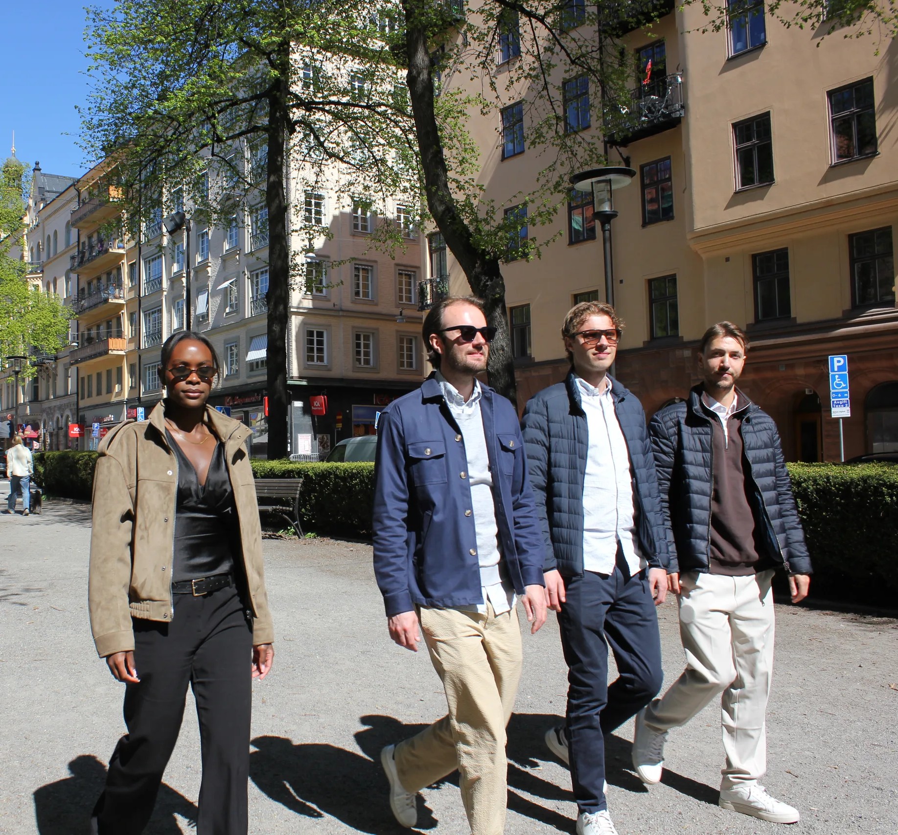 Fyra medarbetare från Tillväxthuset på väg över ett torg i centrala Stockholm