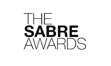 Logótipo dos Prémios Sabre em texto branco sobre fundo preto.