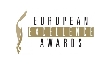 Logótipo do European Excellence Awards com uma figura dourada estilizada e texto preto e dourado.